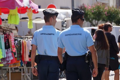 Gendarme sur les marché impossible de faire la différence entre un gendarme réserviste et un actif.